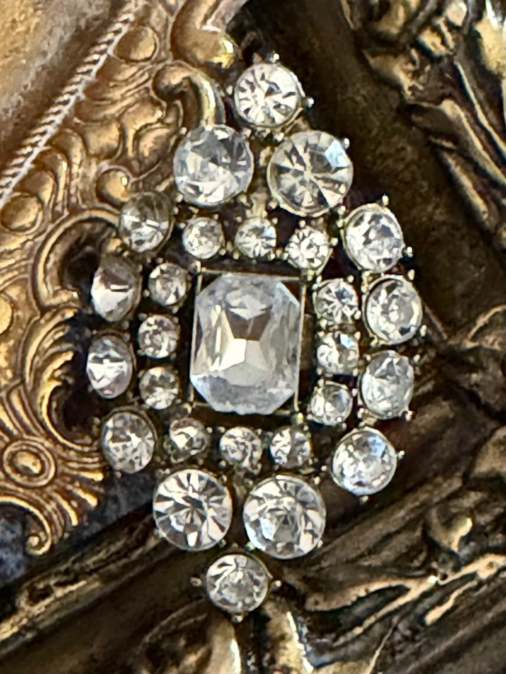 VINTAGE • Elegant Gold Crystal Statement Ring - Picture 4 of 5